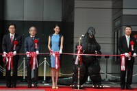 テープカットの様子。左から新宿区区長・吉住健一、東京都副知事・秋山俊行、長澤まさみ、ゴジラ、東宝代表取締役社長・島谷能成。
