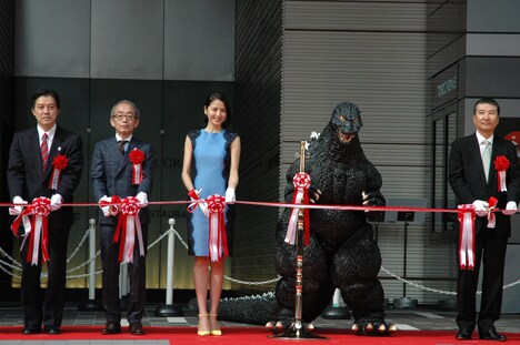 テープカットの様子。左から新宿区区長・吉住健一、東京都副知事・秋山俊行、長澤まさみ、ゴジラ、東宝代表取締役社長・島谷能成。