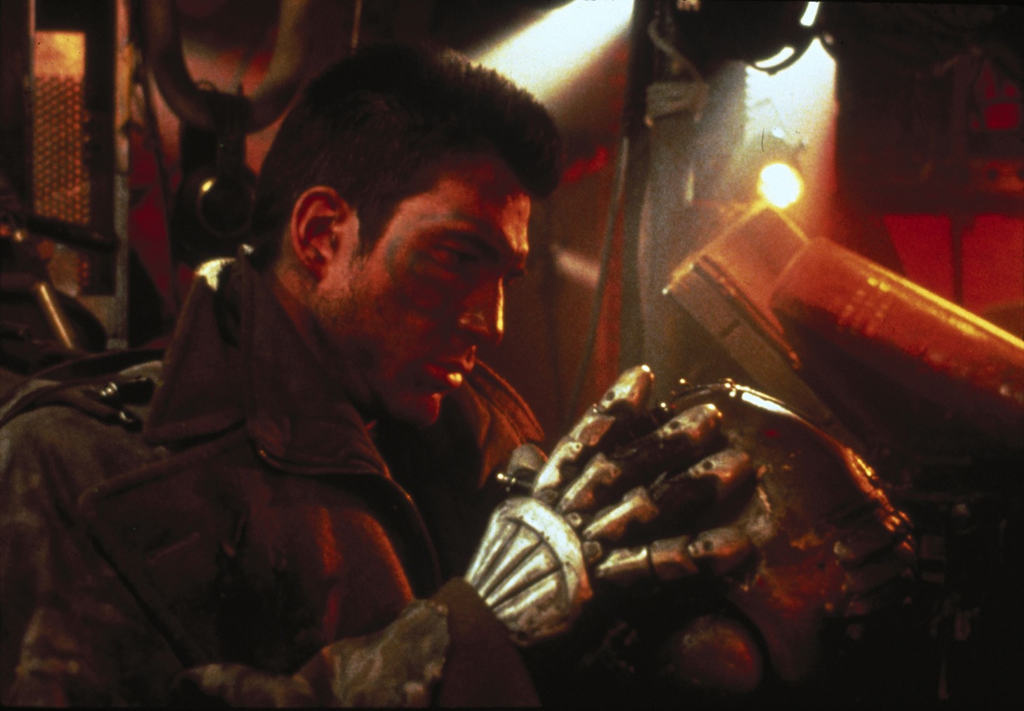 「ハードウェア」 (c)1990 Wicked Hardware, Ltd., Wicked Films & Television, Ltd. And Miramax Film Corporation. All Rights Reserved.