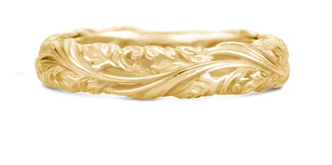 唐草紋様が彫り込まれたリング。(c)Disney