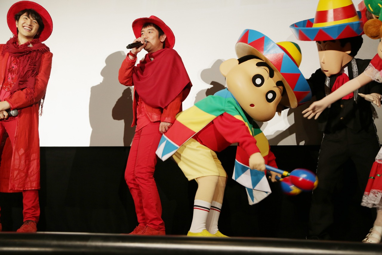 しんちゃんの「お尻愛」を受ける岩沢厚治（ゆず）。