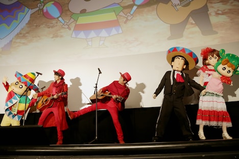 主題歌「OLA!!」を披露するゆずと野原一家。