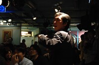 寸劇の様子。客席から現れた藤田健彦。