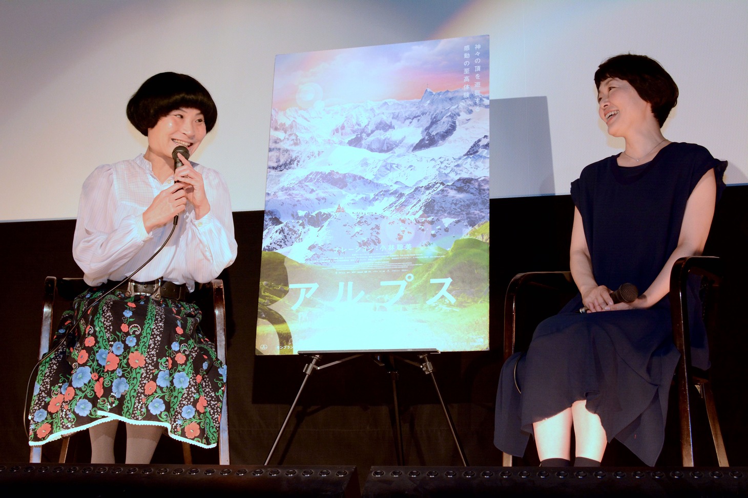イベントの様子。左から片桐はいり、小林聡美。