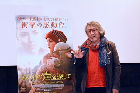 「I love you」を意味するポーズで。