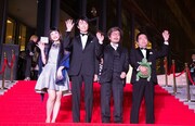 「ラブ&ピース」北京国際映画祭レッドカーペットの様子。左からIZUMI、長谷川博己、園子温、大月俊倫プロデューサー。(c)「ラブ&ピース」製作委員会