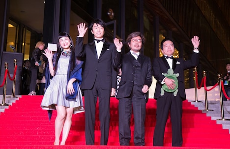「ラブ&ピース」北京国際映画祭レッドカーペットの様子。左からIZUMI、長谷川博己、園子温、大月俊倫プロデューサー。(c)「ラブ&ピース」製作委員会