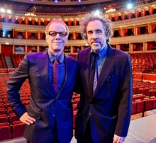 左からダニー・エルフマン、ティム・バートン監督。(c)Paul Sanders