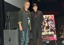左から三池崇史、市原隼人。