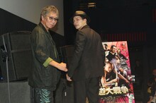 イベントの様子。左から三池崇史、市原隼人。