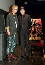 イベントの様子。左から三池崇史、市原隼人。