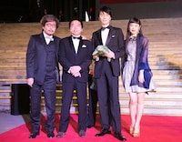 「ラブ＆ピース」北京国際映画祭レッドカーペットの様子。左から園子温、大月俊倫プロデューサー、長谷川博己、IZUMI。(c)「ラブ＆ピース」製作委員会