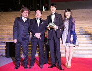 「ラブ&ピース」北京国際映画祭レッドカーペットの様子。左から園子温、大月俊倫プロデューサー、長谷川博己、IZUMI。(c)「ラブ&ピース」製作委員会