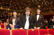 「ラブ&ピース」北京国際映画祭のワールドプレミア上映の様子。左からIZUMI、園子温、長谷川博己。(c)「ラブ&ピース」製作委員会