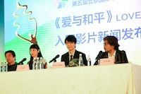 「ラブ＆ピース」記者会見の様子。左から大月俊倫プロデューサー、IZUMI、長谷川博己、園子温。(c)「ラブ＆ピース」製作委員会