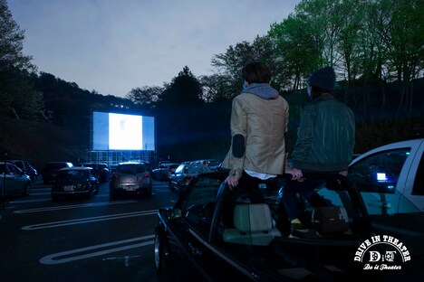 ドライブインシアターの様子。