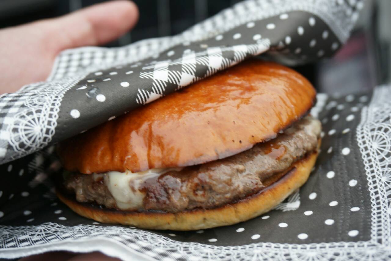 劇中に登場するハンバーガーを模している。