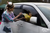 ローラースケートガールズによるポップコーンのデリバリーサービス。