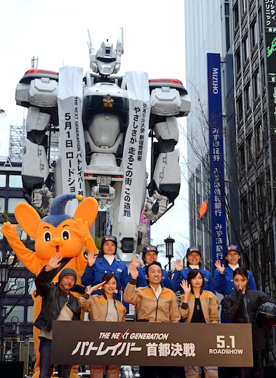 イベントの様子。下段左から押井守、真野恵里菜、筧利夫、太田莉菜、森カンナ。