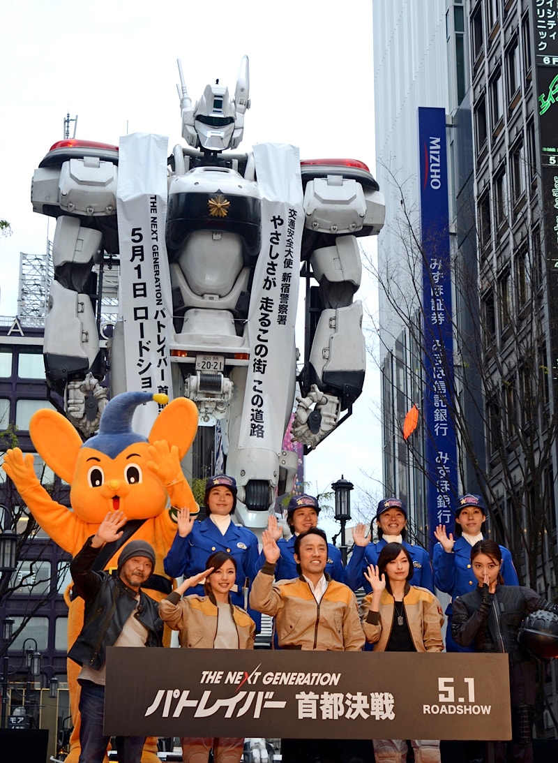 イベントの様子。下段左から押井守、真野恵里菜、筧利夫、太田莉菜、森カンナ。