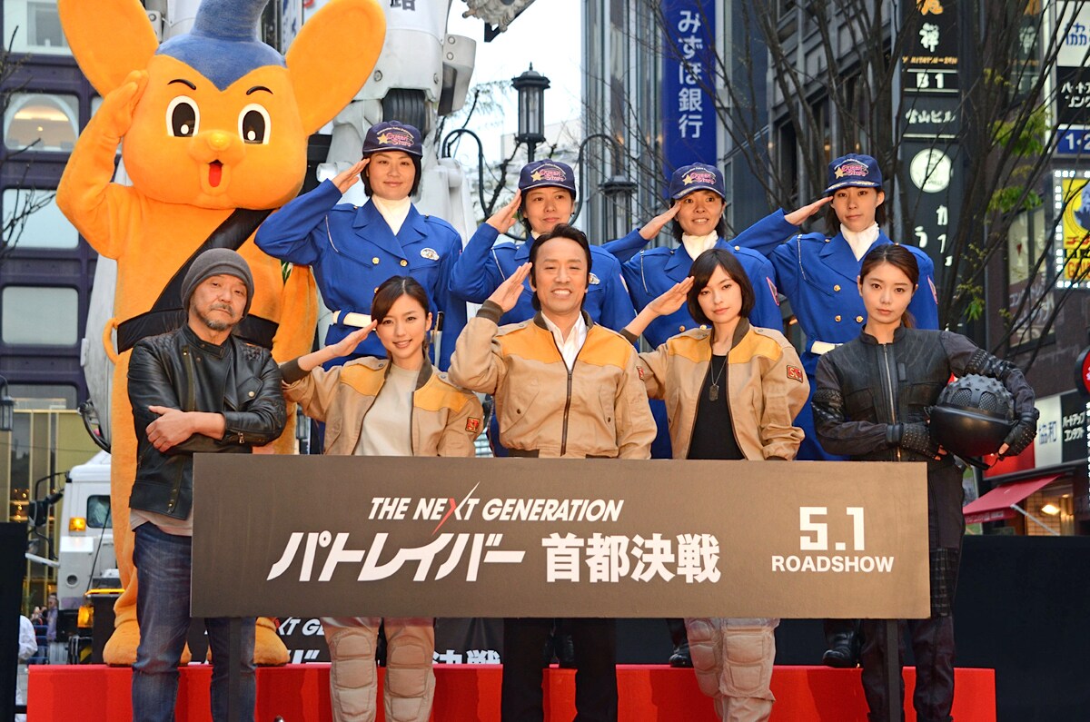 イベントの様子。下段左から押井守、真野恵里菜、筧利夫、太田莉菜、森カンナ。