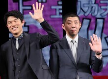 左から鈴木亮平、荒川良々。(c)2015 映画「予告犯」製作委員会 (c)筒井哲也／集英社