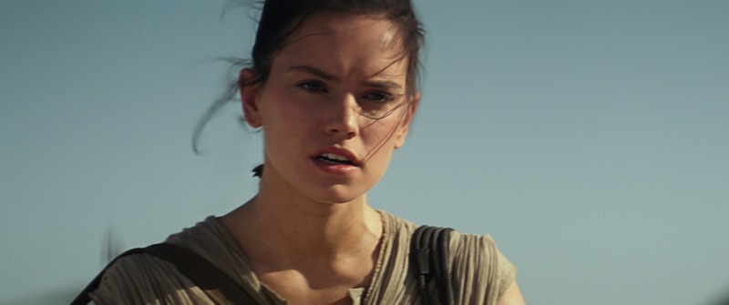 「スター・ウォーズ／フォースの覚醒」のデイジー・リドリー。(c) 2015Lucasfilm Ltd. & TM. All Rights Reserved