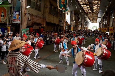 沖縄市園田青年会によるエイサー。(c)2015『天の茶助』製作委員会