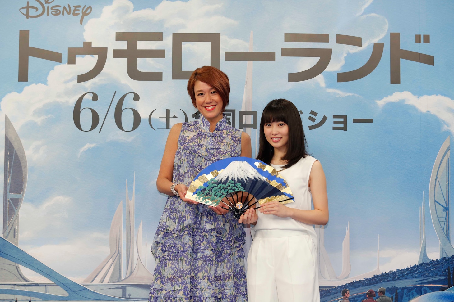 「トゥモローランド」公開アフレコにて、左から応援に駆けつけたLiLiCo、吹替キャストの志田未来。