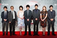 左から韓晢プロデューサー、平野俊一監督、吹石一恵、綾野剛、向井理、新垣結衣、大森南朋。