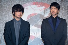 左から綾野剛、向井理。