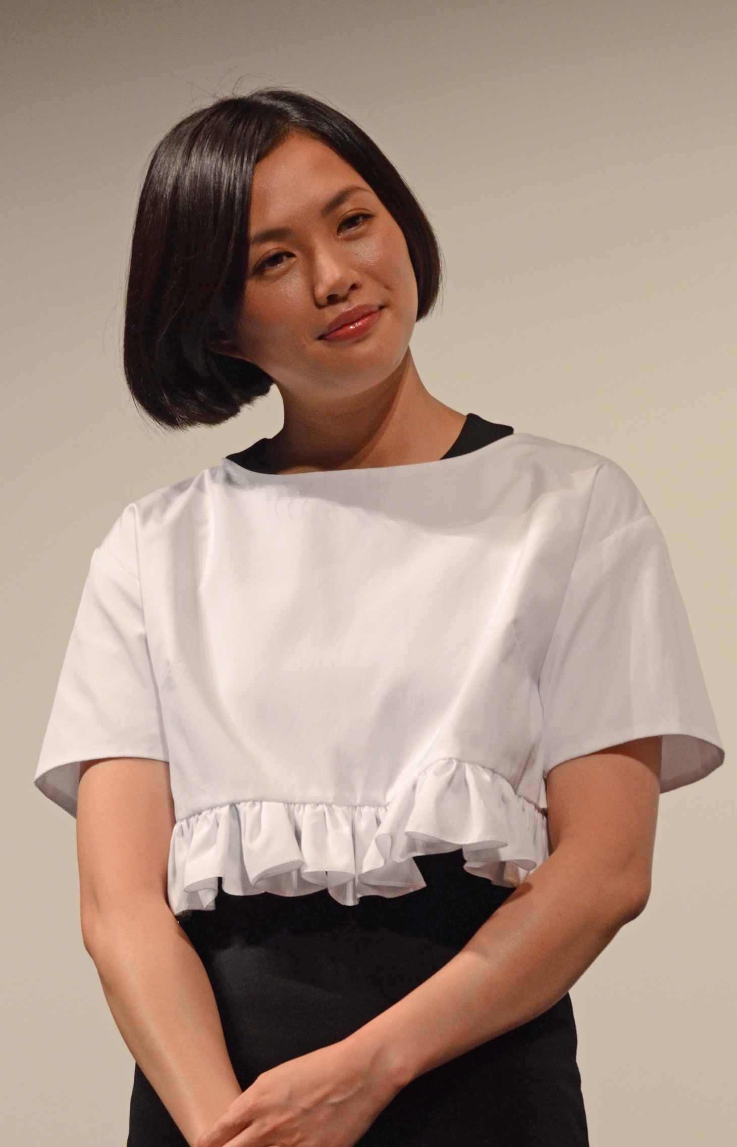 中島歩の話をほほえみながら聞く臼田あさ美。