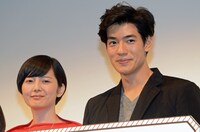 左から菊池亜希子、中島歩。