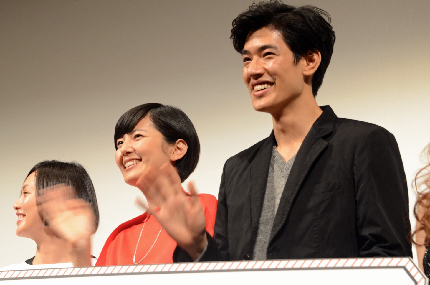 左から菊池亜希子、中島歩。