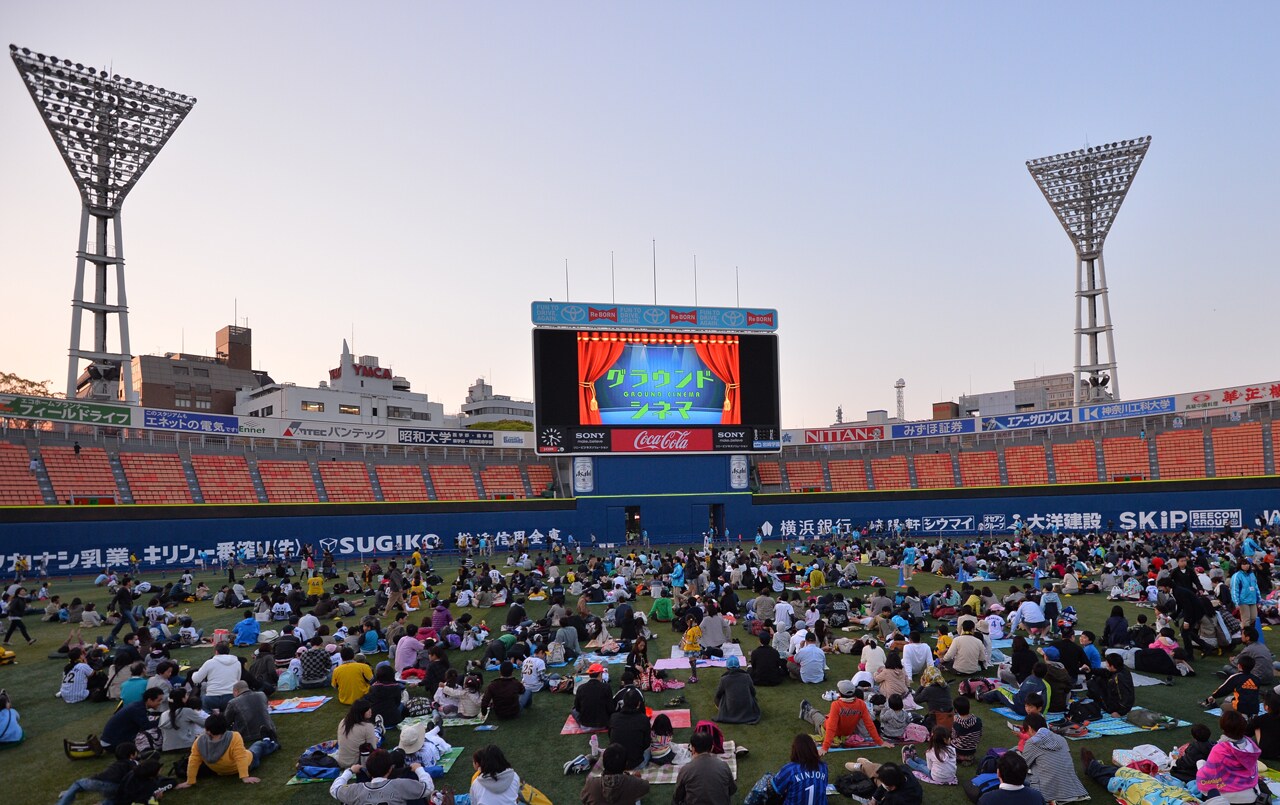 私をグラウンドシネマに連れてって！試合後のハマスタで「怪盗グルー」上映会
