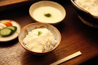 「深夜食堂」のとろろごはん。(c)2015 安倍夜郎・小学館 / 映画「深夜食堂」製作委員会