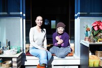 左から監督の河瀬直美、樹木希林。(c)2015映画『あん』製作委員会/COMMEDESCINEMAS/TWENTYTWENTYVISION/ZDF-ARTE