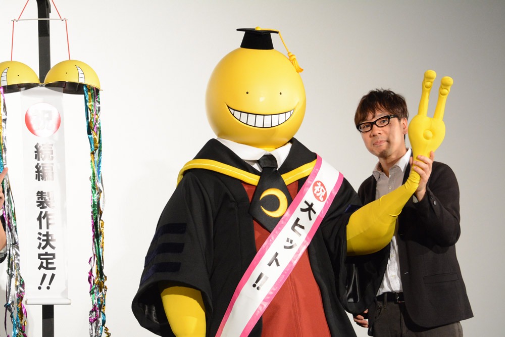 殺せんせーの着ぐるみと上原寿一プロデューサー。