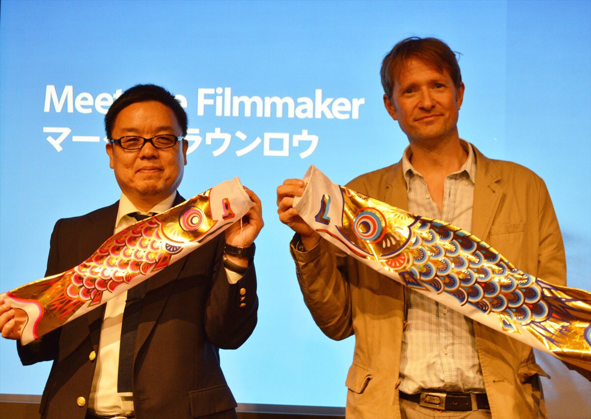 左から新宅広二、マーク・ブラウンロウ監督 (c)BBC 2014