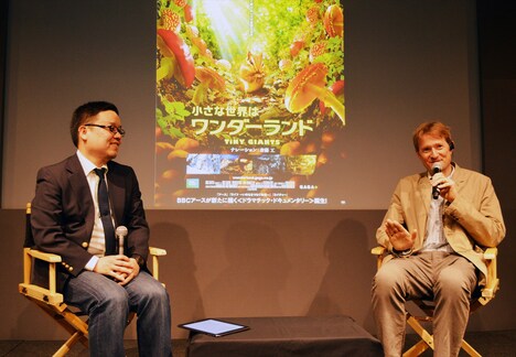 左から新宅広二、マーク・ブラウンロウ監督 (c)BBC 2014