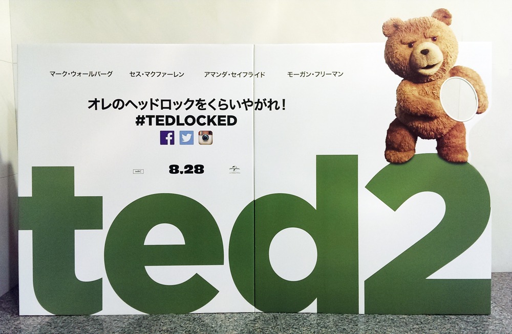 全国の劇場に設置される“テッドロック” 特製パネル。(c)Universal Pictures