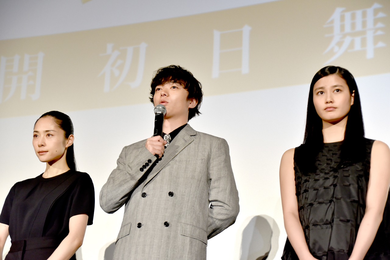 左から深津絵里、染谷将太、橋本愛。