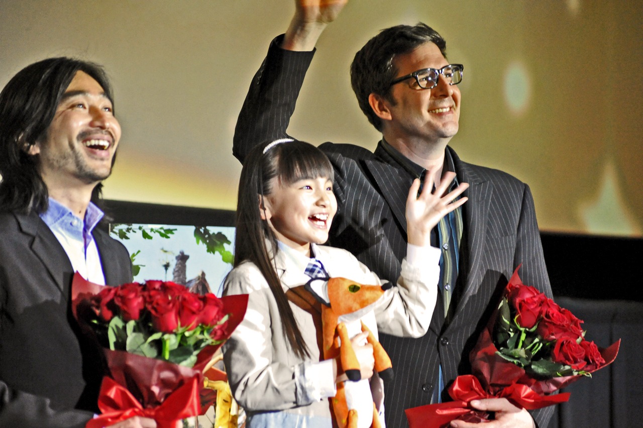 オズボーンと四角は、鈴木からバラの花束を受け取った。