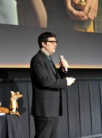 監督のマーク・オズボーン。