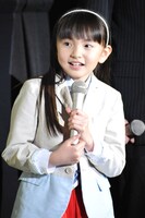 主人公の少女をイメージした服装の鈴木梨央。