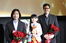 「リトルプリンス 星の王子さまと私」作品プレゼンテーションにて、左から四角英孝、鈴木梨央、マーク・オズボーン。