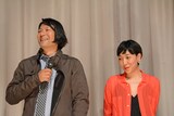 左から若木信吾、安藤サクラ。