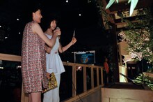 ニコニコ超神社にてヒットを祈願する、トリンドル玲奈と篠田麻里子。