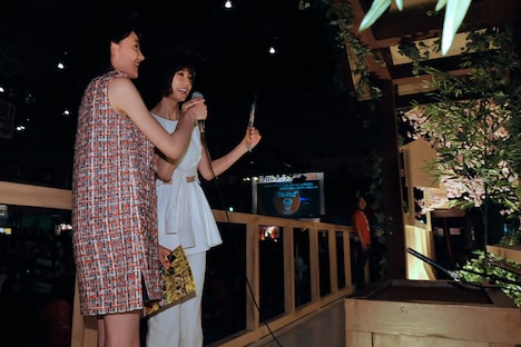 ニコニコ超神社にてヒットを祈願する、トリンドル玲奈と篠田麻里子。