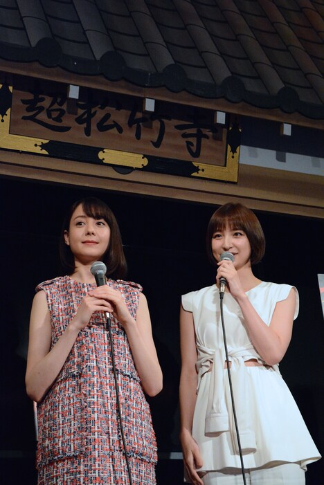 左からトリンドル玲奈、篠田麻里子。